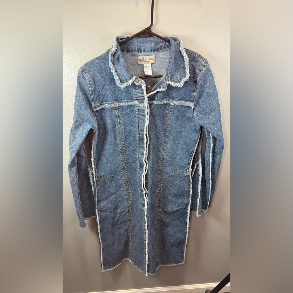 Trilogy Women's Vintage Long Frayed Blue Denim Jacket Size Medium‎
